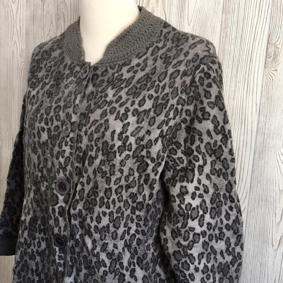JH Collectibles Woman Gray Animal Print Wool Cardigan - Picture 4 of 10